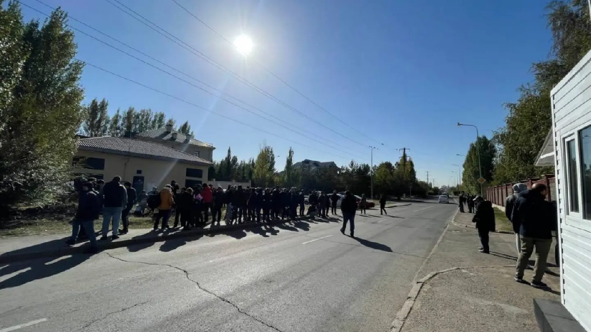 Кримчани вишикувалися в черзі біля посольства України в Казахстані для оформлення закордонних паспортів